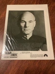 STAR TREK TNG PATRICK STEWART AUTO PHOTO CAPT. PICARD W CERT STICKEL AUTOGRAPHS - Foto 1 di 2