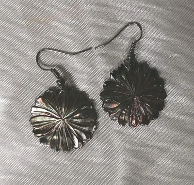 花卉形锡质吊坠耳环 — 第 1/2 张图片