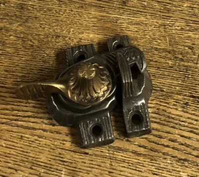 Antiguo candado de marco de ventana con tapa de bronce de lujo "Garra de águila" de Ives, c1885 Foto 1 de 3