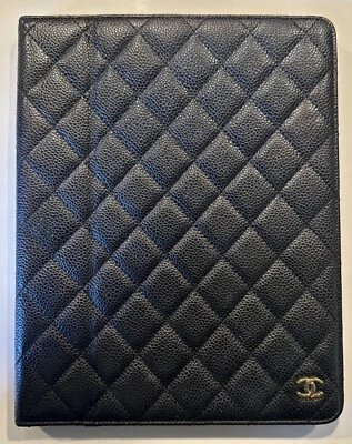 CHANEL Negro Caviar Cuero Acolchado Logo CC iPad Tablet Estuche Soporte Cubierta Foto 1 de 4