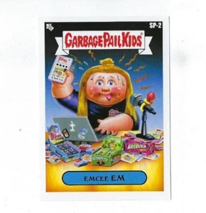 2023 Garbage Pail Kids Goes on Vacation Short Print Serie SP-2 Emcee Em - Bild 1 von 1