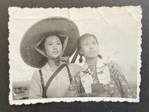 China Miliz Mädchen rotes Buch Abzeichen Gewehr chinesische Kulturrevolution Foto - Bild 1 von 3