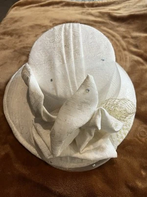 Hermoso sombrero de primera dama color marfil, con lazo en la parte delantera Foto 1 de 4