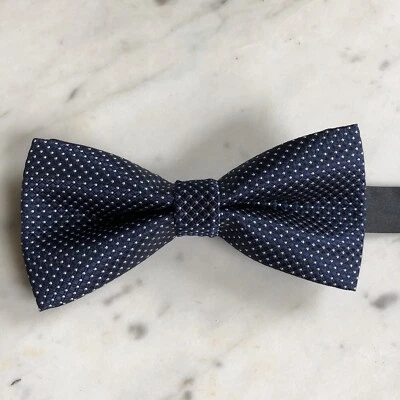 Corbata de moño azul oscuro con pequeño blanco polkadot para hombre y mujer’s esmoquin boda Foto 1 de 4