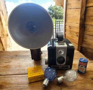 Kodak Brownie Hawkeye Camera Flash Outfit Model Bulbs Battery Vintage Box RARE - Picture 1 of 19