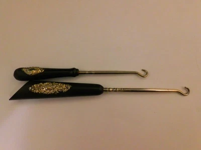 Lote antigo de 2 ganchos de botão de sapato ou luva de ébano com detalhes em prata esterlina - Imagem 1 de 4