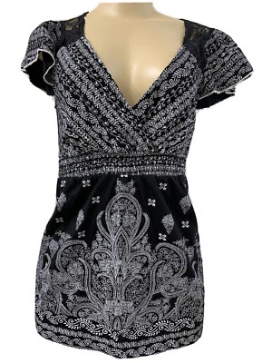 Top túnica de manga corta para mujer Almost Famous en color multicolor Talla XS Foto 1 de 4