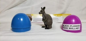 Yowie schwarz flankierte Rock Wallaby Sammlerstück Miniaturfigur Super Powers - Bild 1 von 5