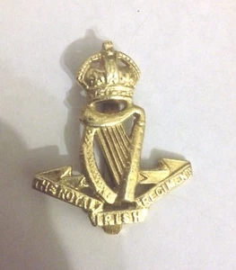 ROYAL IRISH REGIMENT Cap Badge WW1 - Foto 1 di 4