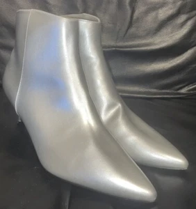 DAMEN GRÖßE UK 8 SILBER METALLIC DESIGN STIEFEL MIT PFENNIGABSATZ FABELHAFTE SCHUHE - Bild 1 von 11