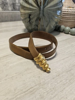 Cinturón de cuero marrón Donna Karan de la década de 1990 concha dorada hebilla ondulada ITALIA pequeño Foto 1 de 4