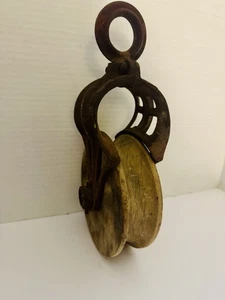 Puleggia antica vintage in ghisa e legno rustica, arrugginita e primitiva 10,5x5,5x3" - Foto 1 di 12