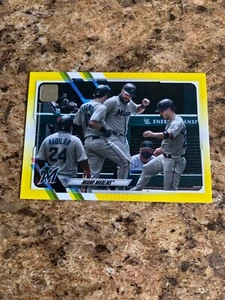 Miami Marlins Team Card 2021 Topps Yellow Walgreens SP Parallel # 172 - Bild 1 von 1