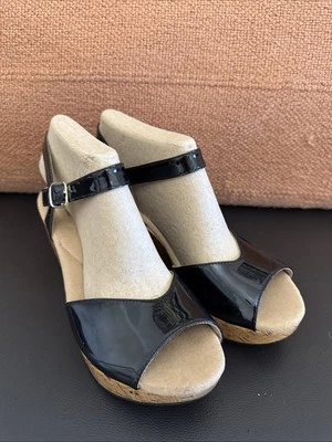 Sandalia Clarks para mujer Annadel Mystic negra charol cuña punta abierta zapato talla 7 Foto 1 de 4