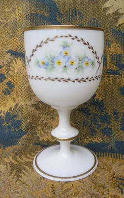 COUPE ANCIENNE EN OPALINE DE CRISTAL, DÉCOR DE FLEURS ET GUIRLANDES DORÉES - Photo 1/4