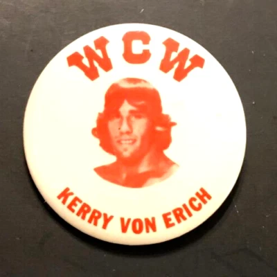 Pin de botón redondo blanco lucha libre vintage Kerry Von Erich WCW garra de hierro de metal años 80 Foto 1 de 2