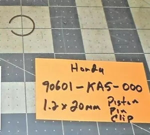 HONDA CR500R 90601-KA5-000 PISTON PIN CLIP 1.2X20MM NOS 2 QUANTITY FREE SHIPPING - Foto 1 di 1