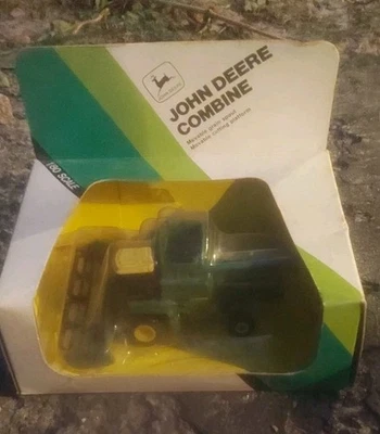 Ertl 1/80 John Deere Combine With Yellow Cab Top #1519 - Image 1 of 4