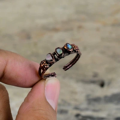 Юбилейное кольцо из меди с эфиопским опалом и драгоценными камнями штабелируемое электрической формой - Изображение 1 из 4