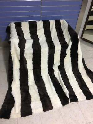 Colcha de piel de cordero real de lujo blanca y negra con piel de astracán tamaño king Foto 1 de 4