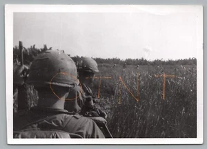 Foto de artillería del ejército de Vietnam de EE. UU. se ajusta observando rondas de humo enemigas - Imagen 1 de 2