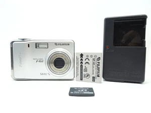 Fujifilm FinePix F460 5.1MP Digital Camera - Silver with Battery, Charger & SD. - Picture 1 of 8