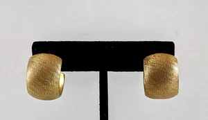 Gebürstete goldfarbene durchbohrte Huggie-Ohrringe - Bild 1 von 5