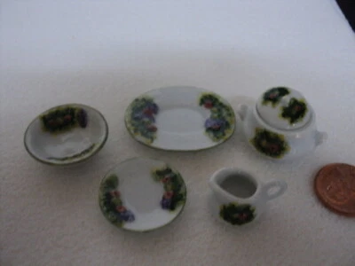 JUEGO DE PLATOS PARA CASA DE MUÑECAS - JARDÍN DE PRIMAVERA - 5 PIEZAS. SET Foto 1 de 4