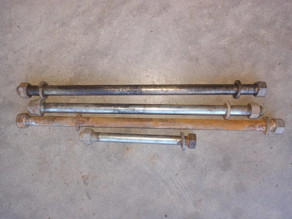 Pernos de montaje de motor KAWASAKI KT250 KT 250 de colección PRUEBAS Foto 1 de 1