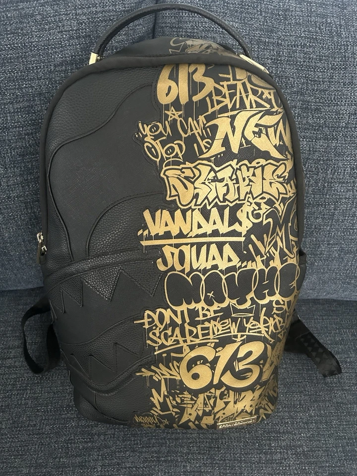 Mochila tierra spray graffiti negra y dorada edición limitada Foto 1 de 4