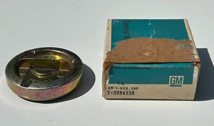 Nuevo de Lote Antiguo Chevy Corvette 1970-1974 Sellado Sin Ventilación Tapa de Gas con Logo SMC 3994339 - Imagen 1 de 11