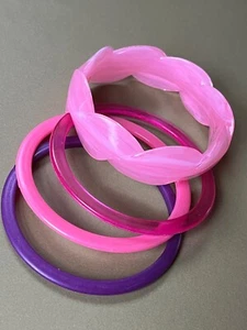 Lot of Pink & Purple Thin & Wider Scalloped Plastic Bangle Bracelets - - Picture 1 of 6