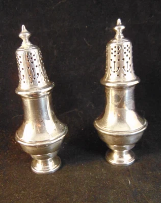 ESTERLINA aprox. "Agitadores de sal y pimienta de 4"" de alto de la década de 1890 en muy buen estado" SIN PONDERADO 82g Foto 1 de 4