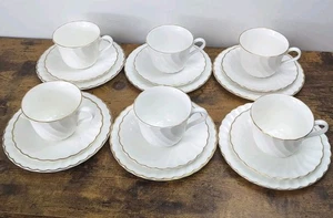 Vintage Rare Wedgwood Bone China Gold Chelsea 18pc Tea Cup Trio Set Saucer Plate - Picture 1 of 6