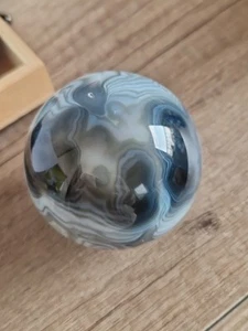 Wunderschöne graue Achat Kugel mit toller Bänderung - Bild 1 von 13