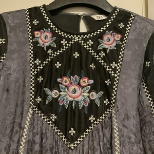 ZARA MAXI DRESS ETHNIC ROMANTIC GREY WITH VELVET WIDE SLEEVES AND EMBROIDERY XS - Picture 1 of 14