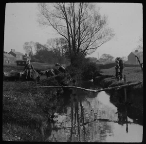 Magic Lantern Slide NIÑOS A AMBOS LADOS DE UN ARROYO C1910 FOTO EDUARDIANA - Imagen 1 de 2