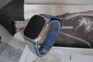 Apple Watch ULTRA 2 mit Blue Alpine Loop Armband - Akku: 100 % - Bild 1 von 6