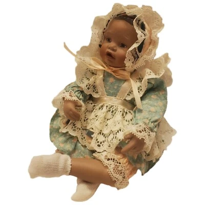 Raro Hermoso Yolanda Bello Porcelana Bebé Muñeca Niña Gorro Afroamericano  Foto 1 de 4
