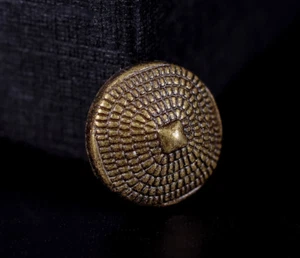 50 piezas Bolso de Cuero Pirámide de Latón Punk Rock con Tachuelas ARTESANAL Motociclista Moda Gótica - Imagen 1 de 10