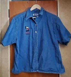 Camisa de mezclilla vintage de la tienda Disney con Mickey Mouse. Azul con mangas cortas. Talla L! - Imagen 1 de 4