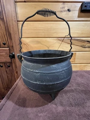 ANTIQUE CAST IRON 3 LEG GYPSY POT WITCH CAULDRON Spring HANDLE - Image 1 of 4
