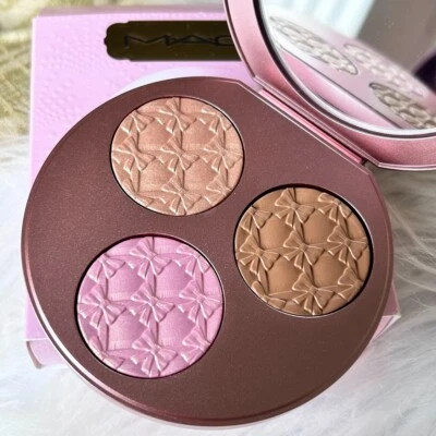 New MAC Effervescence Extra Dimension Face Compact palette~Light~Full size - Image 1 of 4