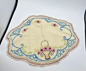 Vintage Embroidered Flower Basket Doilie with crochet trim 16.5x14 inches! - Picture 1 of 6