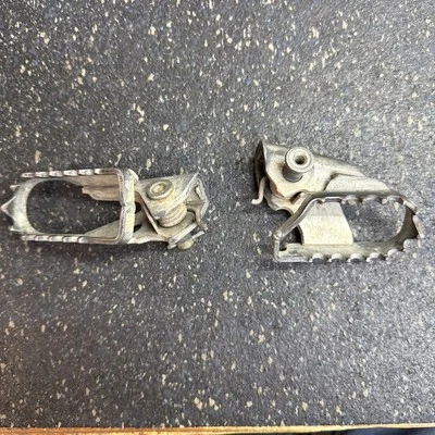 Yamaha TTR125L 2003 OEM reposapiés izquierdo derecho clavijas muelles pasadores Foto 1 de 4