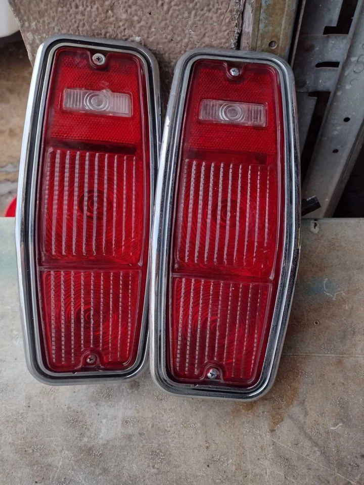 Conjunto de luces traseras izquierda y derecha Jeep Grand Wagoneer 1982-1991 OEM Foto 1 de 1