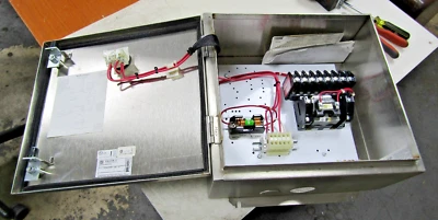 💥CONTACTOR DE ILUMINACIÓN CERRADO CUADRADO D 8 POLOS BOBINA 120 VAC 8903L01000 Foto 1 de 4