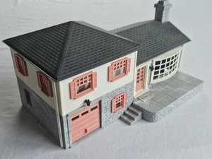 Plasticville HO Scale Split Level 50's House Model RR Railroad Train Kit - Picture 1 of 6