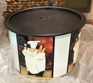 Tupperware Fat Chef Bote de 8 tazas con Jennifer Garant Arte Sello Negro Nuevo - Imagen 1 de 2