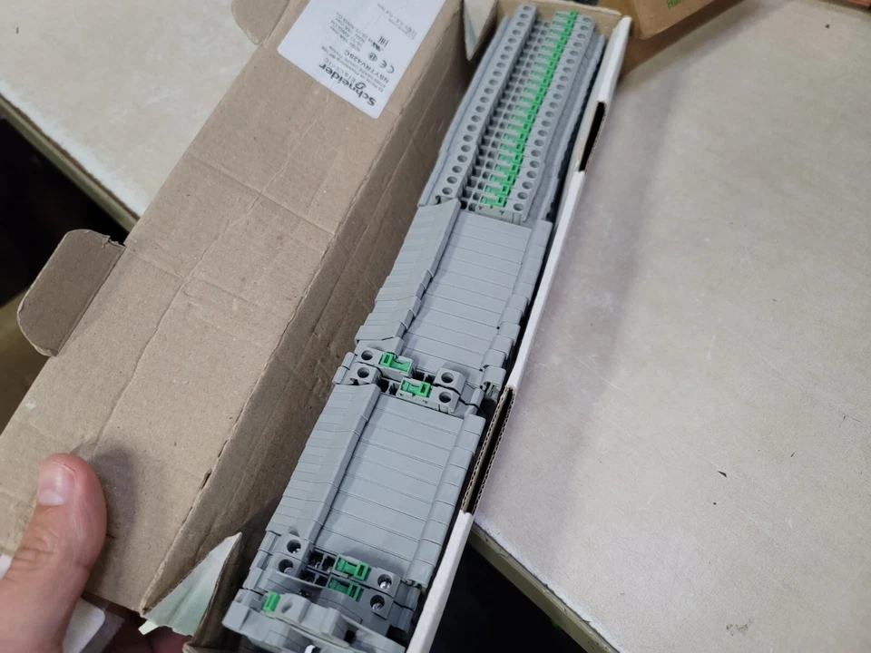 Box of 50 Schneider Electric NSYTRV42SC Linergy Terminal Knife Disconnect Block - Image 1 of 2